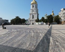 "Осквернили душу Києва": комунальники не відмили Софійську площу після дрифту Red Bull (фото)