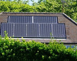 Як сонячні панелі допоможуть під час віялових відключень і блекаутів в Україні: пояснення