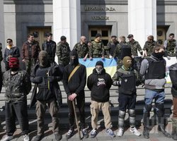 Правый сектор забросал экс-беркутовцев светошумовыми гранатами и заблокировал в суде