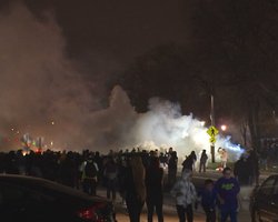 "Переплутали тейзер з пістолетом": у США коп вбив темношкірого, почалися нові протести (відео)