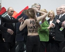 Активистка Femen напала на Путина и Меркель