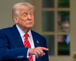 "Мы должны это сделать": Трамп заявил, что США отправят Украине больше оружия (видео)