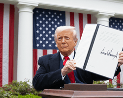 Торгова війна Трампа з Китаєм розколола Білий дім на два табори, — NYT