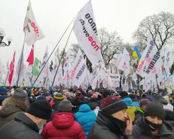 "Мы понимаем, что война, но выбора нет". Под Радой ФОПы собрались разбивать палатки
