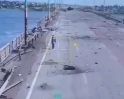 Помахала дрону украинским паспортом: ВСУ эвакуировали женщину из оккупированных Алешек (видео)