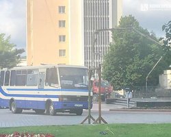 В центре Луцка захватили автобус с заложниками, слышны выстрелы (обновляется)