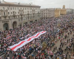 На площади Независимости в Минске собрались 100 тысяч человек, – СМИ
