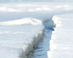 Замерзший Дунай закрыли для судоходства