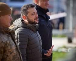 "Шаг за шагом освобождаем территории": Зеленский дал интервью в Херсоне (видео)