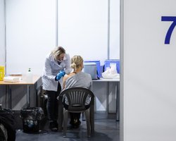 Более 7,5 тысячи непривитых украинцев отстранили от работы, — Минздрав