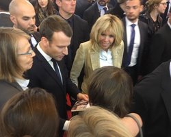 Макрону подарили сборник рассказов Сенцова