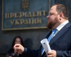 Стефанчук: Инициатива Зеленского о люстрации касается и членов его команды