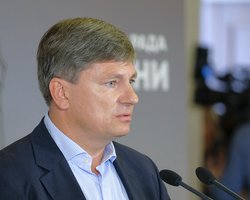 "Не надо совать": соратник Порошенко не захотел принимать от прокуроров обвинительный акт