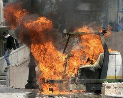 В Афинах анархисты подожгли полицейский автобус