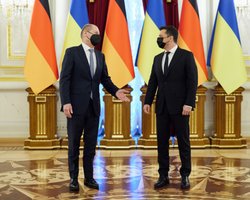 Зеленский пообещал предоставить Шольцу законопроект об особом статусе Донбасса (видео)