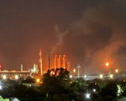 Дрони атакували один з найбільших НПЗ на півдні РФ (відео)