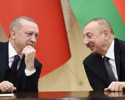 Алиев: Турция будет участвовать в миротворческой операции. Кремль опровергает