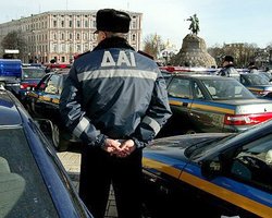 ГАИ: водитель, которого затолкали в машину, был пьян