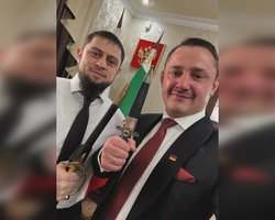 Член німецької ультраправої партії подарував віце-прем'єру Чечні кортик зі свастикою