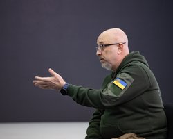 "А почему я должен?": Резников отказался уходить в отставку из-за плохих бронежилетов