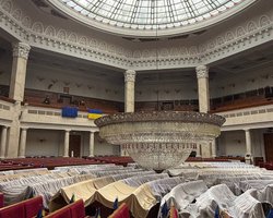 Щоб не впала депутатам на голови: у Верховній Раді ремонтують величезну люстру (фото)