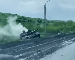 Подбитый танк и уничтоженная МТ-ЛБ: в ВСУ показали, как выглядит дорога на Бахмут (видео)