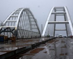 В Крыму прогремели взрывы: оккупанты перекрыли Керченский мост, – соцсети