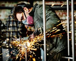 Беженцам, которые вернутся, предлагают работу и бронь: в правительстве назвали перечень вакансий