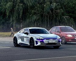 Один из 99: в Хмельницком засветился спортивный электрокар Audi за 200 000 евро (фото)