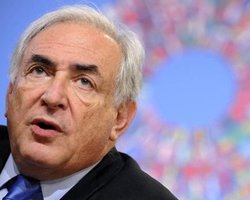 Главу МВФ оставили под стражей