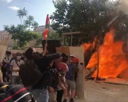 В центре Бейрута массовые беспорядки, застрелен сотрудник МИДа