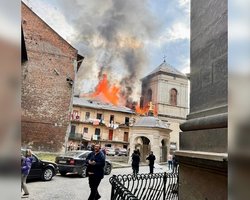Атака на Львов: горит историческая церковь святого Андрея в центре города (видео)