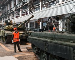 Компании из Италии, Эстонии, США: СМИ выяснили, кто все еще помогает РФ производить танки