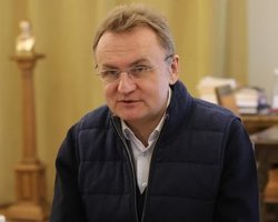 "Присідань недостатньо": Садовий двічі впав у Львові через ожеледицю