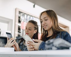 Какой смартфон подарить на Рождество или Новый год: 3 лучших модели конца 2025 года