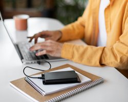 На випадок вимкнення світла: як зарядити ноутбук без розетки і не пошкодити гаджет