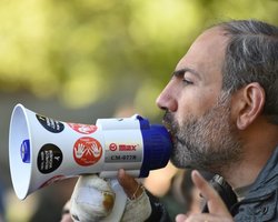 В Армении не знают, куда пропал лидер протестов Пашинян