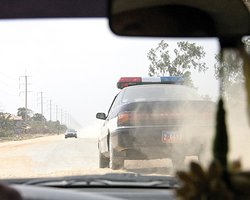 Камбоджийским гаишникам запрещено прятаться за деревьями 