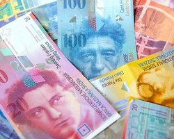 Банк Швейцарии будет постепенно обесценивать франк, - аналитик