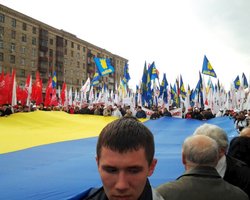 В Харькове восемь тысяч оппозиционеров начали акцию Вставай, Украина!