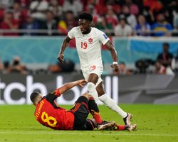 Канадец Альфонсо Дэвис "уничтожил карьеру" бельгийского футболиста на чемпионате мира (видео)