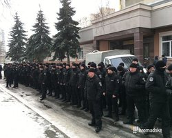 Столичный суд пикетировали сто спецназовцев