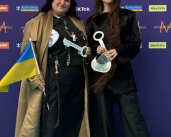 alyona alyona & Jerry Heil появились на открытии Евровидения 2024 в черных костюмах обшитых ключами (фото)