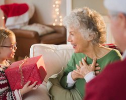 Подарок для 89-летней бабушки заставил людей волноваться: что не так (фото)