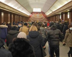 Полные вагоны, но все в масках: СМИ узнали, как работает в Киеве метро во время локдауна