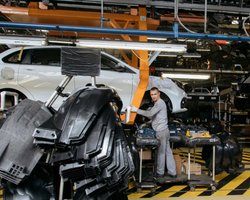 "Из 23 заводов не останется ни одного". Что будет с рынком авто в РФ без автомобилей и запчастей