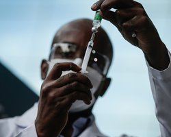 Вакцина от нового COVID-штамма появится в начале 2022 года, — Moderna