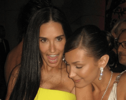 61-летняя Деми Мур поразила ярким платьем в Каннах (фото, видео)