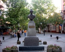 Российские войска вывезли из Херсона памятники Суворову и Ушакову (фото)