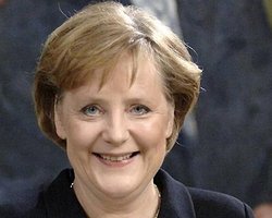 Меркель постарается помочь Греции ради стабильности евро